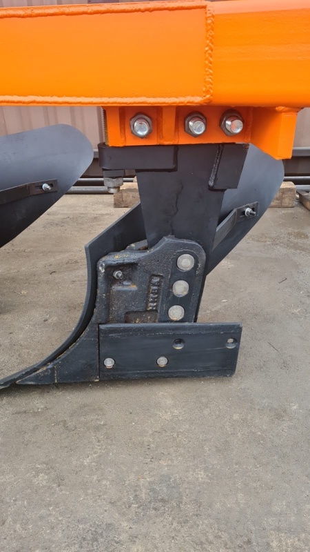 Плуг отвальный ПЛН 3-35 (3 корпуса) Плуг отвальный ПЛН 3-35 (3 корпуса)