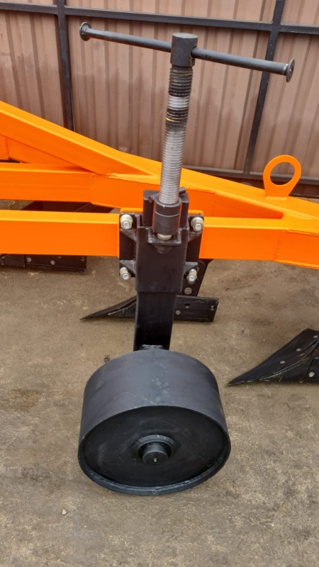 Плуг отвальный ПЛН 3-35 (3 корпуса) Плуг отвальный ПЛН 3-35 (3 корпуса)